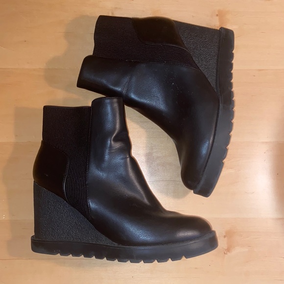 Shoes - Beston black wedges; Size 11